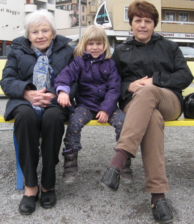 Frieda mit Tante Simone und Grossmutter an Grossmutters 85. Geburtstag
