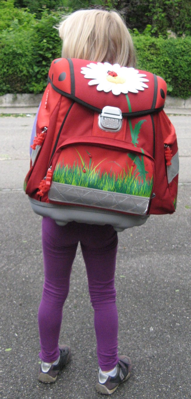 Frieda mit ihrem Schulsack am Schnupper-Schultag