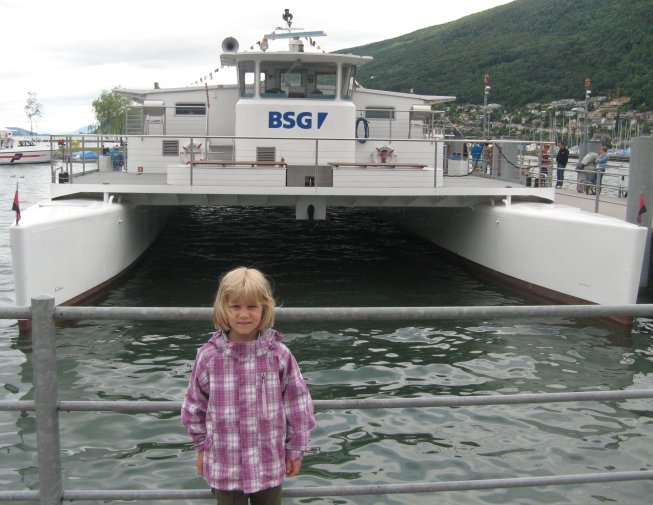 Frieda vor dem grössten Solarkatamaran der Welt