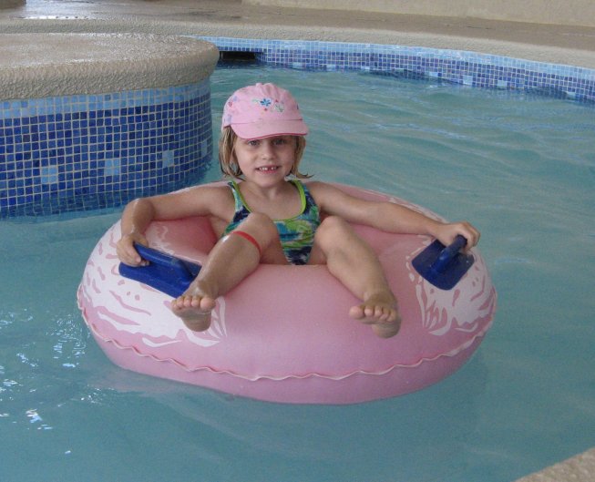 Frieda treibt mit einem Schwimmring im Lazy River