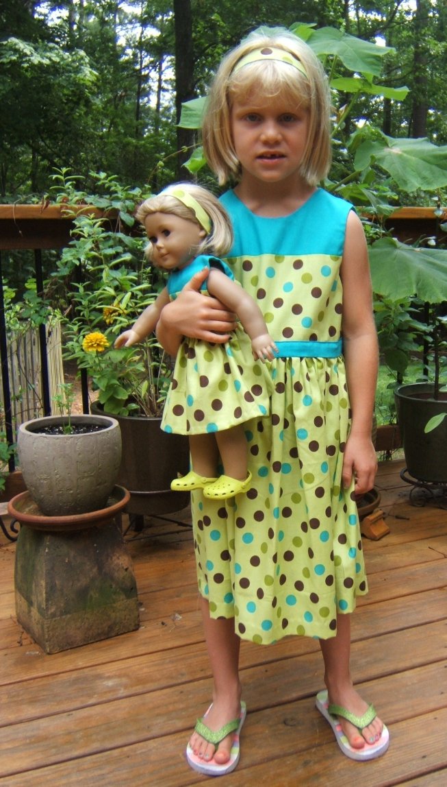 Frieda als Model für Kleid und Puppenkleid