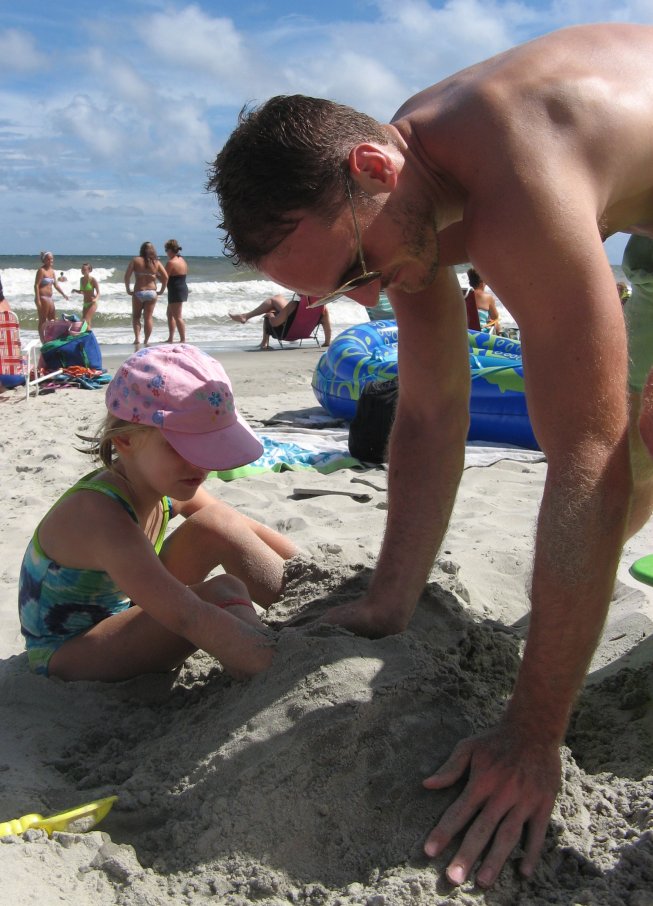 Frieda mit Cousin Steven beim Sandeln am Meer