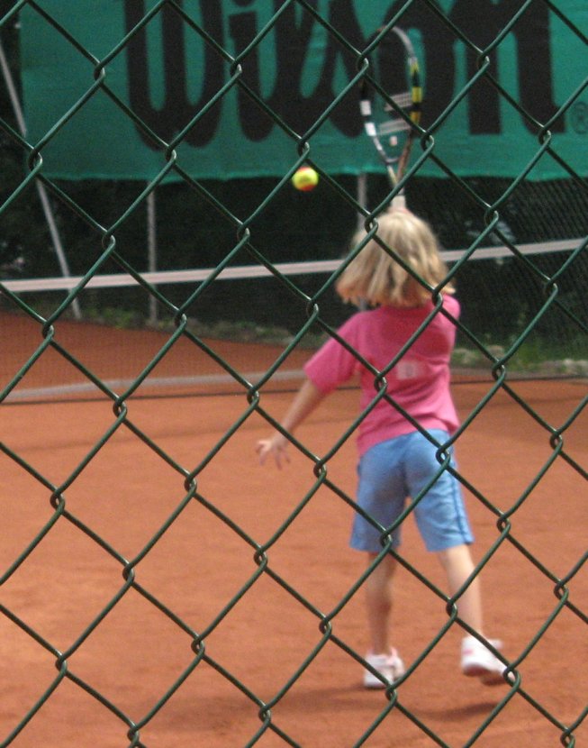 Frieda an ihrem ersten Tennisturnier