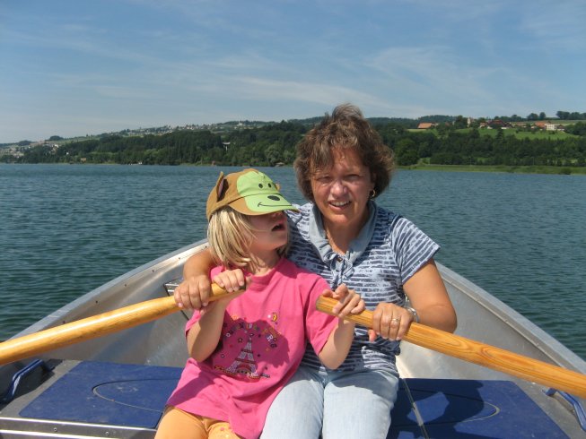 Frieda unterstützt die Mutter beim Rudern