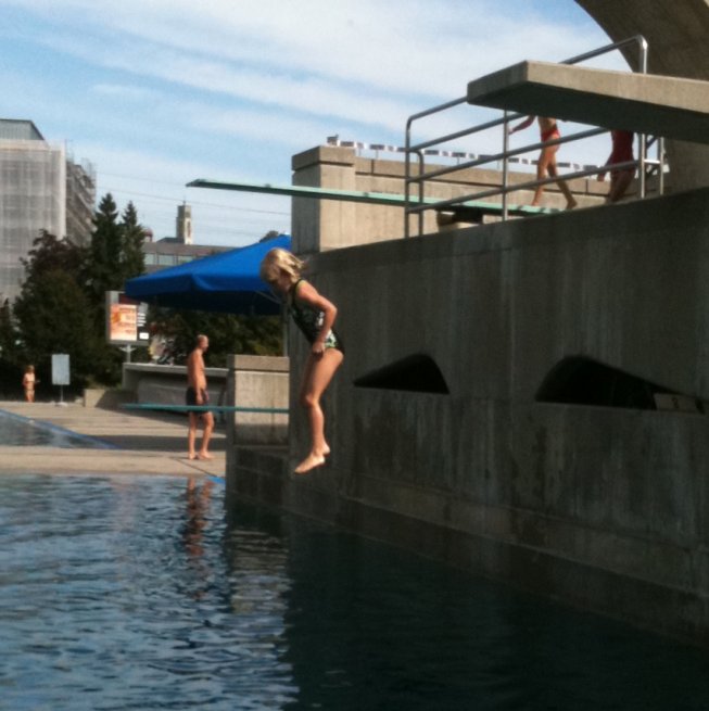 Frieda springt vom 3 Meter Sprungbrett