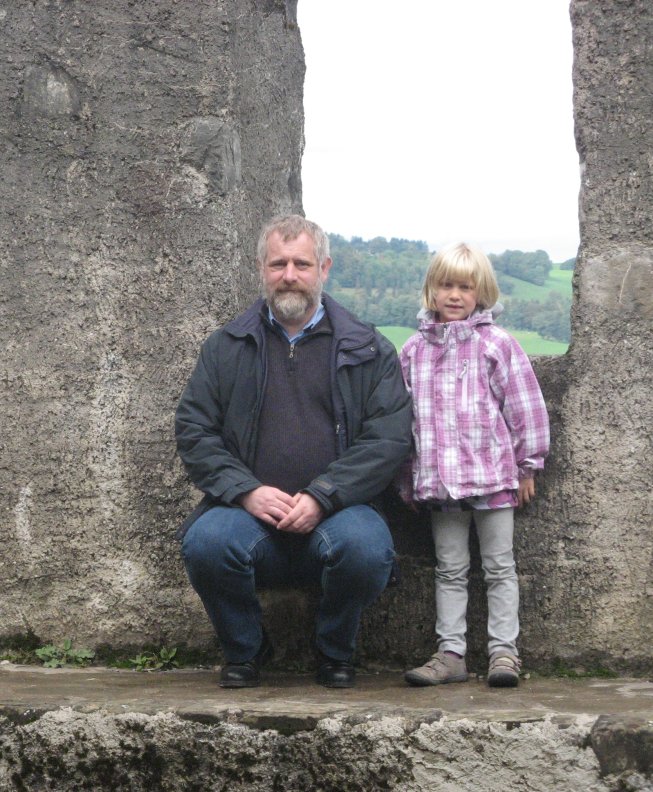 Frieda mit dem Vater auf der Ringmauer von Greyerz