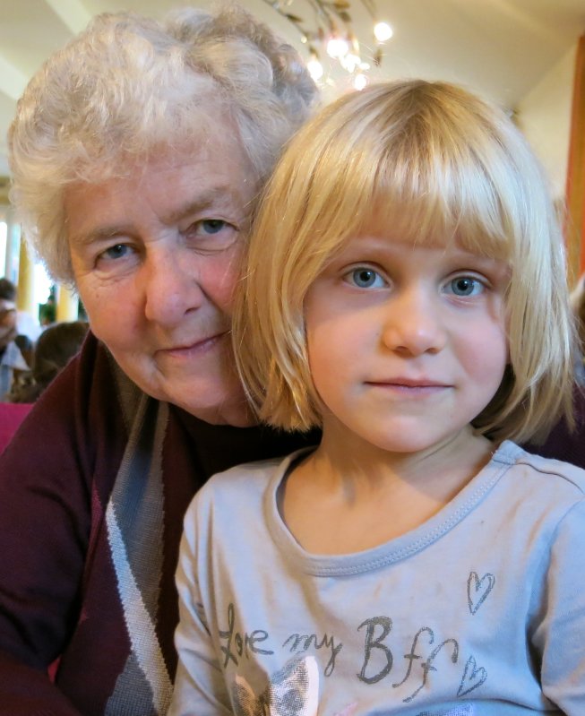 Frieda mit der Grossmutter