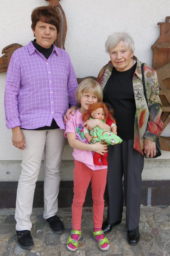 Frieda mit Grossmutter, Tante Simone und Nora vor der Schaukäserei Affoltern