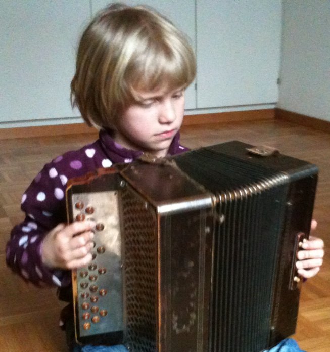 Frieda mit Grossvaters Handorgel