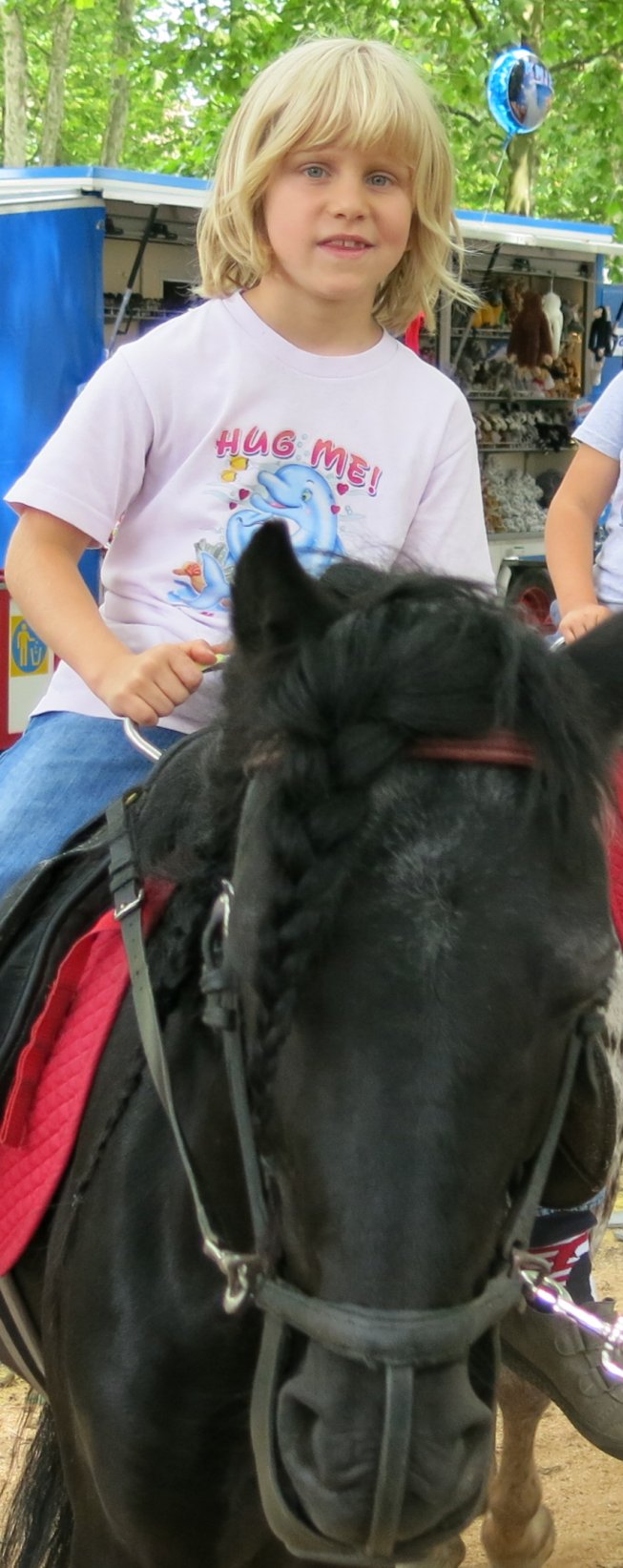 Frieda beim Ponyreiten