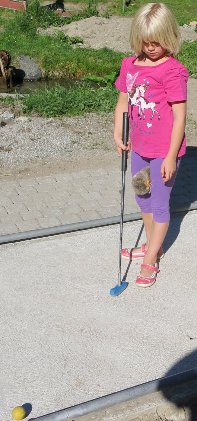 Frieda beim Minigolf in Saas-Fee