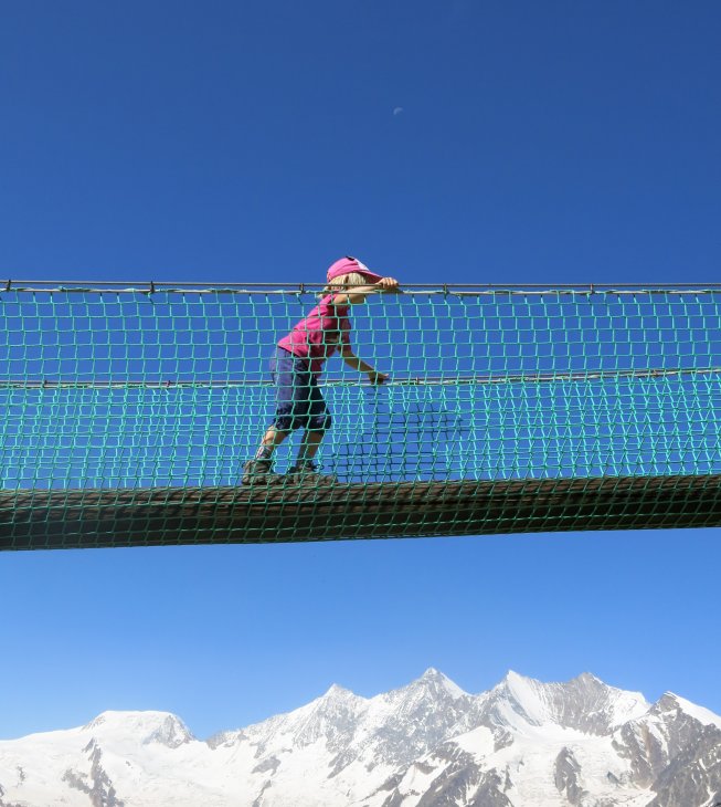 Frieda über den Bergen auf dem Spielplatz von Kreuzboden