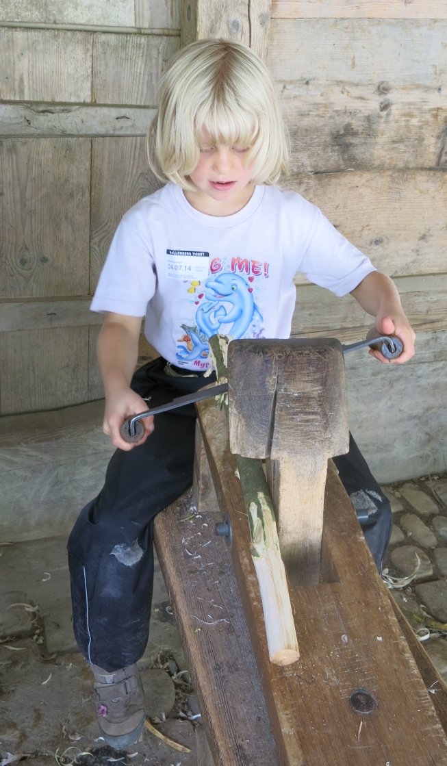 Frieda auf der Zugbank im Freilichtmuseum Ballenberg