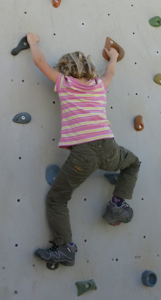 Frieda an der Kletterwand beim Klangweg