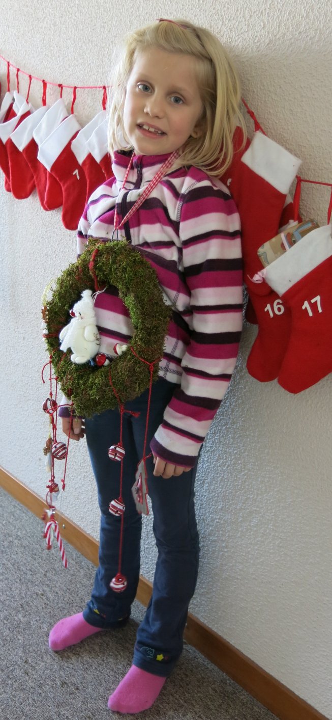 Frieda mit ihrem Adventskalender