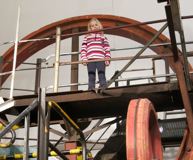 Frieda auf einer Maschine von Tinguely