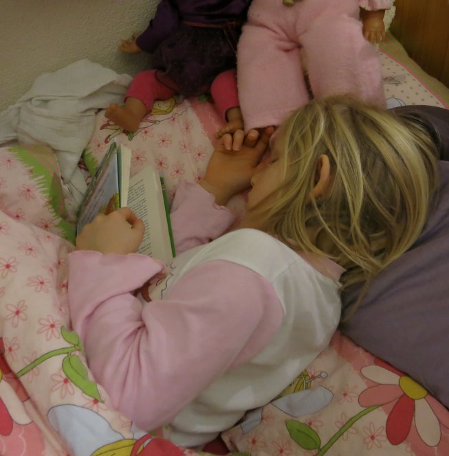 Frieda schläft mit einem Buch in der Hand