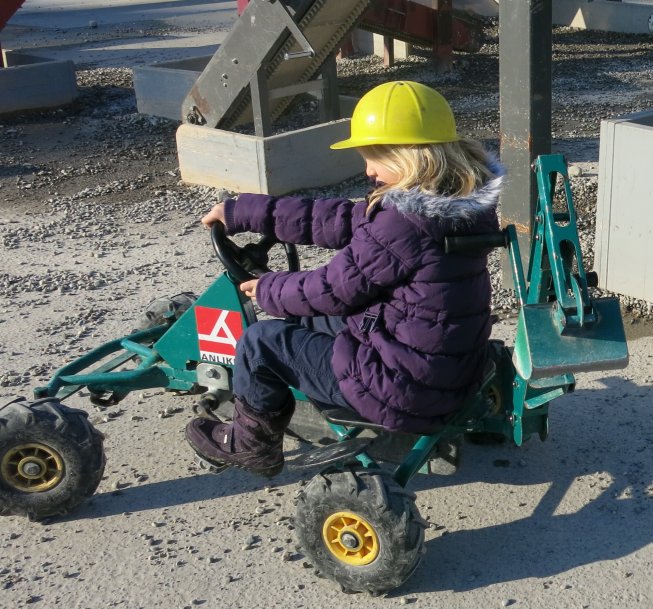 Frieda mit dem Bagger auf der Baustelle