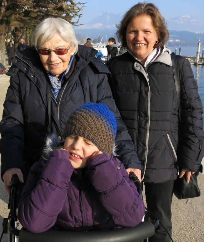 Frieda mit der Mutter und der Grossmutter in Luzern