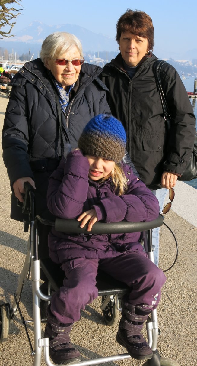 Frieda mit Tante Simone und der Grossmutter in Luzern