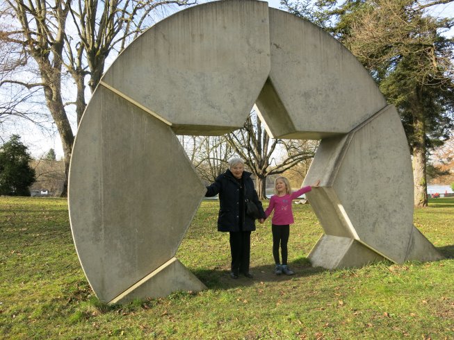 Frieda mit der Grossmutter im Park