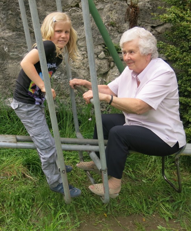 Frieda bringt die Grossmutter in Schwung