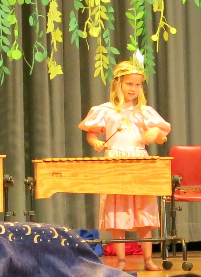 Frieda auf der Bühne am Xylophon