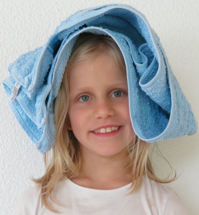 Frieda mit einem Towel als Kopftuch