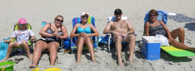 Frieda mit ihren Verwandten am Strand