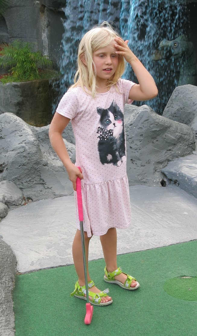 Frieda beim Minigolf