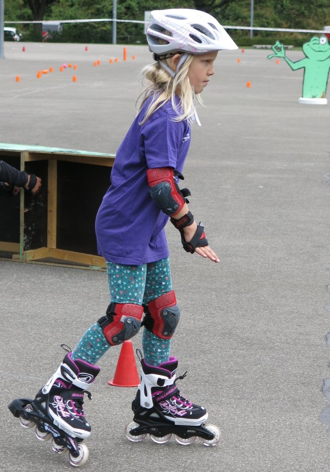 Frieda im Kurs für Inline-Skates