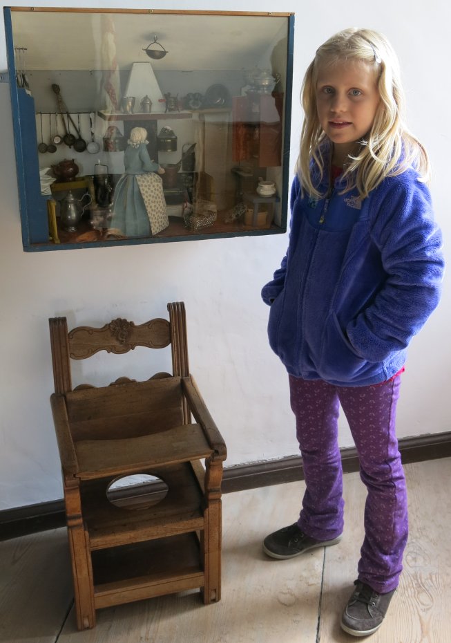 Frieda im Kinderzimmer von Schloss Wildegg