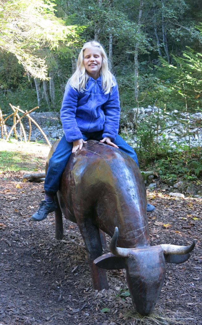 Frieda bei der ersten Station vom Häxäwääg