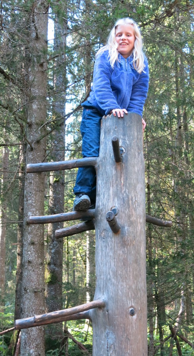 Frieda auf dem Kletterbaum beim Häxäwääg