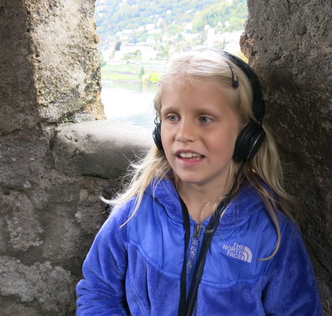 Frieda bei den Zinnen von Schloss Chillon