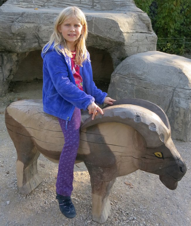 Frieda auf einem Spielplatz im Tierpark Dählhölzli