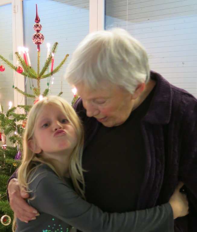 Frieda mit der Grossmutter vor dem Tannenbaum