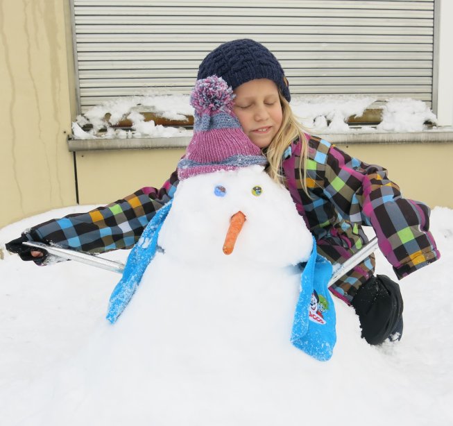 Frieda mit ihrem Schneemann