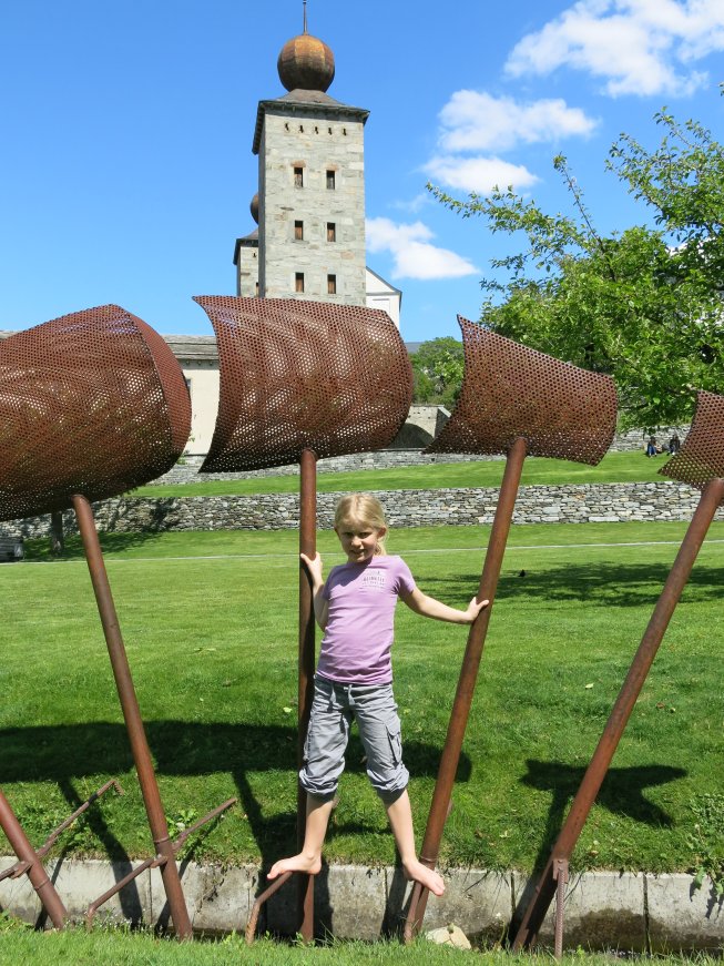 Frieda im Park des Stockalper-Palasts